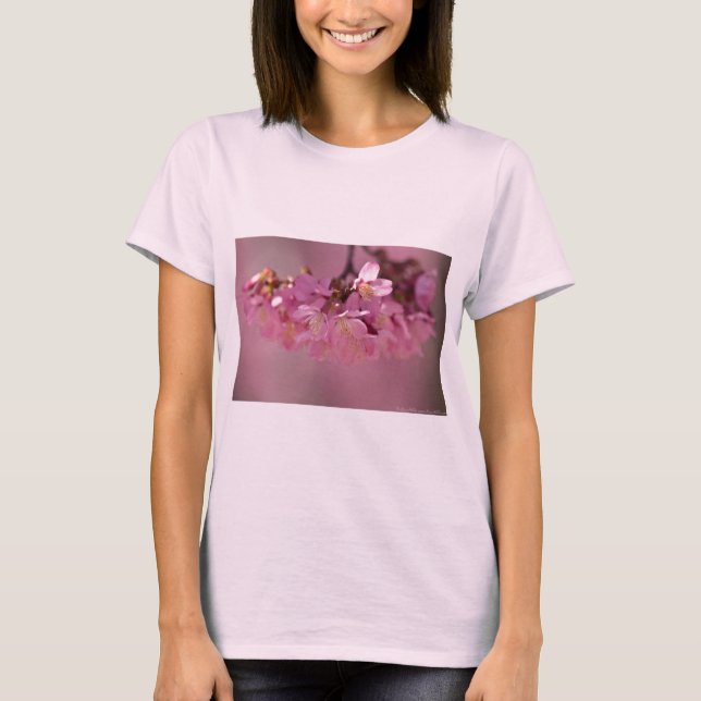 T-shirt Sakura Cherry Blossoms Delicar Buquê Rosa (Frente)