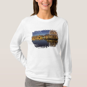 T-shirt Science World e CBD refletidos em False Creek,