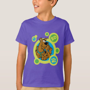 T-shirt Scooby-Doo circunda o crachá do SD