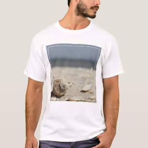 T-shirt Seashells na areia pelo mar