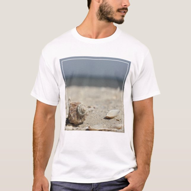 T-shirt Seashells na areia pelo mar (Frente)