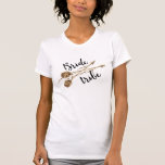 T-shirt Setas de Boho da Tribo Brito<br><div class="desc">Um boho inspirou um design de "Tribo Bride" com um par de setas cruzadas com penas e texto de script de pincel. Esta camiseta faz uma escolha excelente para as damas de honra e festas de solteira.</div>