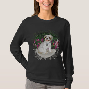 T-shirt Shih Tzu em um Jardim