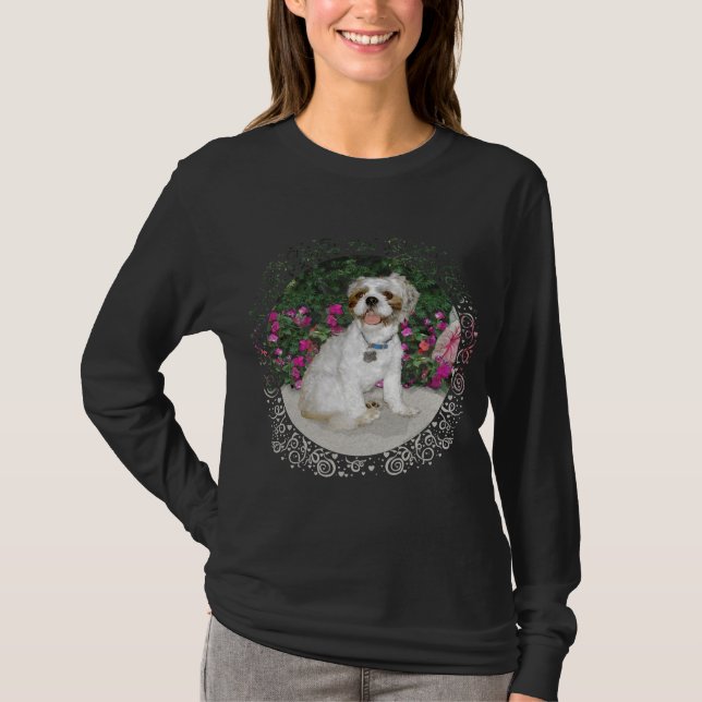 T-shirt Shih Tzu em um Jardim (Frente)