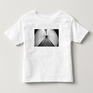 T-shirt Singapura. Uma passagem pedestre iluminada em