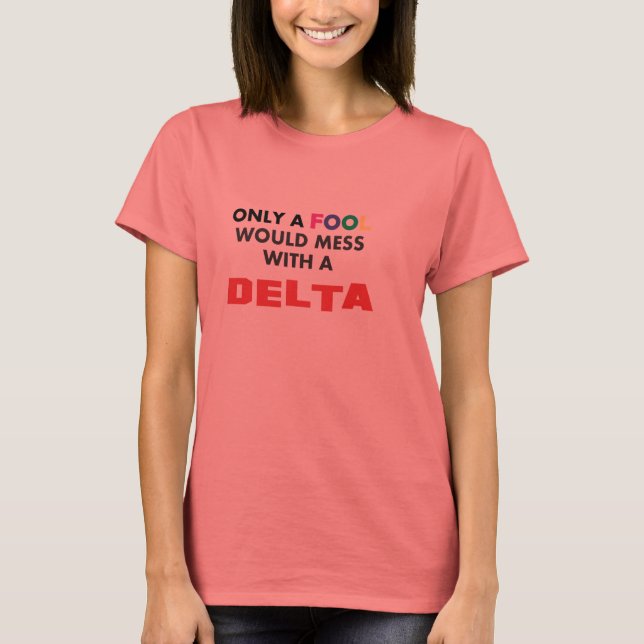 T-shirt Só uma FOOL se mexeria com uma DELTA! (Frente)