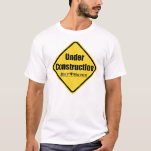 T-shirt Sob a construção
