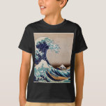 T-shirt Sob a grande onda fora de Kanagawa<br><div class="desc">Hokusai: Kanagawa Oki Nami Ura, japonês 1832 do vintage do CA imprime mostras uma onda enorme que carrega para baixo em barcos com uma vista de Monte Fuji no fundo.</div>