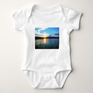 T-shirt Sol azul no lago