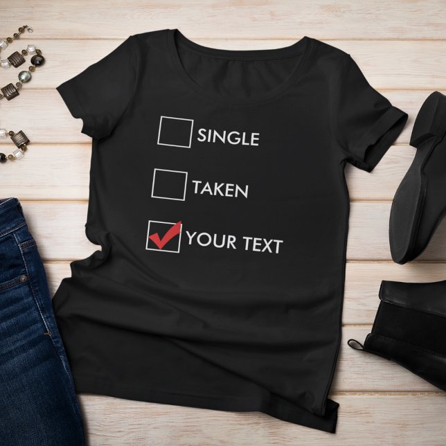 T-shirt Solteiro Tirada (Seu Texto) (A woman in a black shirt with check boxes labeled "single," "taken," and "your text.")