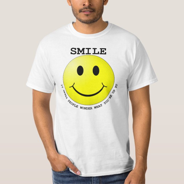 T-shirt SORRISO FAZ PESSOAS QUERER SABER O QUE VOCÊ é ATÉ (Frente)
