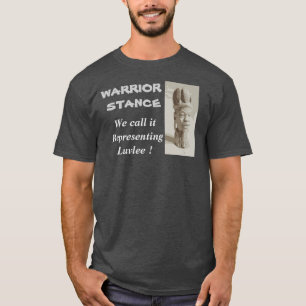 T-shirt T cinzento da posição do guerreiro da urze