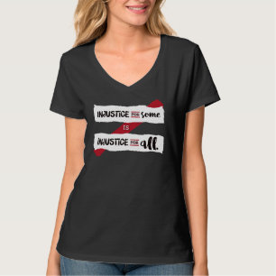 T-shirt T preto cabido injustiça do V-Pescoço