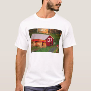 T-shirt Tarefas matinais na fazenda. EUA, Vermont,