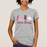 T-shirt TEAM BRIDE Casamento Festa de Noiva Veste Tee<br><div class="desc">A camiseta apresenta uma ilustração original de uma fileira de vestidos de casamento, incluindo um vestido para a dama de honra, florista, noiva e mãe da noiva, com o TEAM BRIDE numa fonte divertida. Perfeito para a sua festa noiva. O Designer está disponível para criar e carregar designs personalizados para...</div>