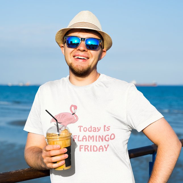 T-shirt Tema da Sexta-Feira do Funny Flamingo (male model at oceanfront wearing today is flamingo friday tee shirt)