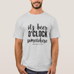 T-shirt Texto engraçado do costume da tipografia do<br><div class="desc">Beba a cerveja a qualquer momento com estas camisetas engraçadas que a lêem "são hora da cerveja em algum lugar" em uma pia batismal da tipografia do estilo do vintage. Adicione seu texto feito sob encomenda abaixo ou suprima-o. Faz um grande despedida de solteiro/presente do padrinho de casamento ou o...</div>