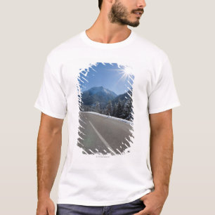 T-shirt Thrugh vazio idílico da estrada uma paisagem do