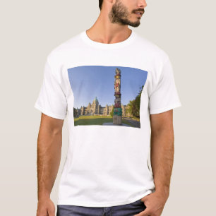 T-shirt Tóte em frente ao edifício do Parlamento em