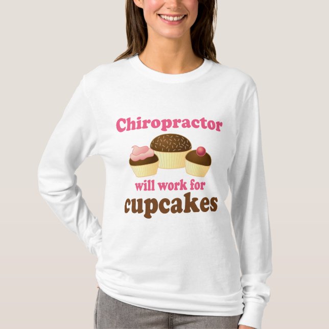 T-shirt Trabalhará para o Chiropractor dos cupcakes (Frente)