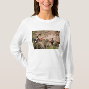 T-shirt Três vaqueiros e vaqueiras que conduzem o gado