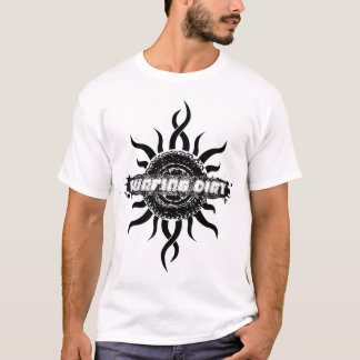 T-shirt tribal surfando da sujeira