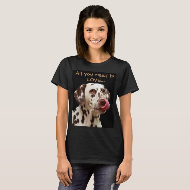 T-shirt Tudo que você precisa é amor… e um dalmatian (Frente Completa)