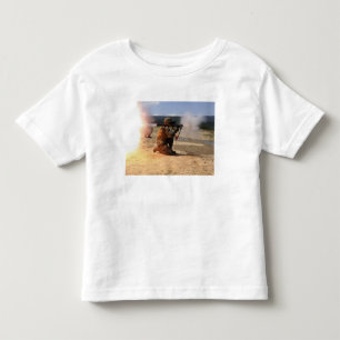 T-shirt Um assaultman ateia fogo a uma granada propelida