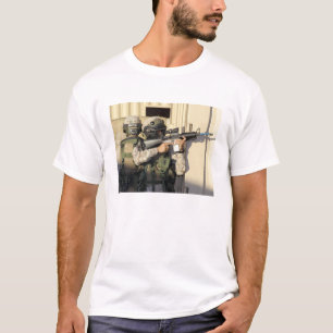 T-shirt Um batedor de infantaria visa sua arma