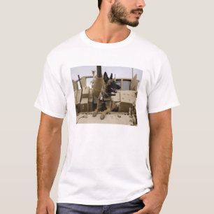 T-shirt Um cão de funcionamento militar senta-se em um