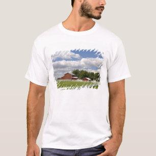 T-shirt Um celeiro vermelho e fazenda em Pamona, Kansas.