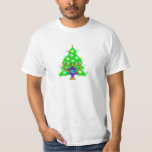 T-shirt Um Chanukkah e um Natal<br><div class="desc">Hanukkah e o Natal são junto perfeitos para as famílias inter-religiosos que comemoram ambos os feriados. Caracterizando um menorah do chanukah na frente de uma árvore de Natal que traz para fora o espírito dos feriados.</div>