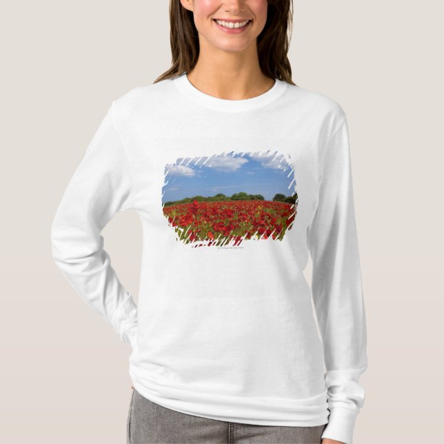 T-shirt Um cheio do campo de flores vermelhas (Frente)