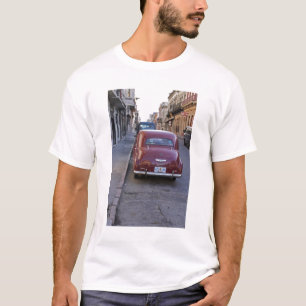 T-shirt Um clássico carro Peugeot vermelho antigo estacion