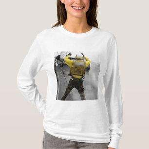 T-shirt Um diretor de aeronave sinaliza um F/A-18C Hornet