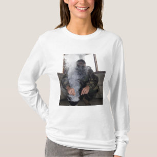T-shirt Um fuzileiro naval enche a câmara de gás com mai