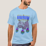 T-shirt Um gatinho de Hanukkah<br><div class="desc">O divertimento do gatinho feliz adorável de Hanukkah que gira dreidels na frente de um menorah judaico tradicional é perfeito para presentes de Chanukah e ideias do presente para os feriados.</div>