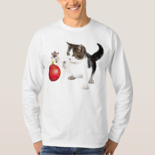 T-shirt Um gatinho decora sua árvore de Natal