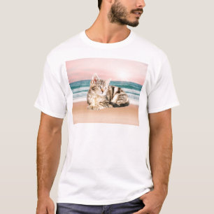 T-shirt Um gato riscado mais bonito sentado na praia com o