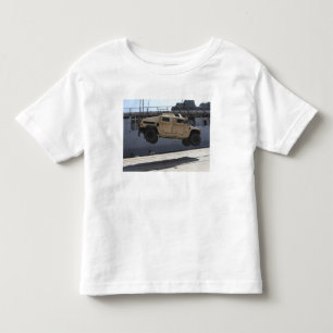 T-shirt Um guindaste levanta um M998 Humvee