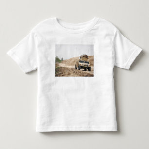 T-shirt Um Humvee conduz a segurança