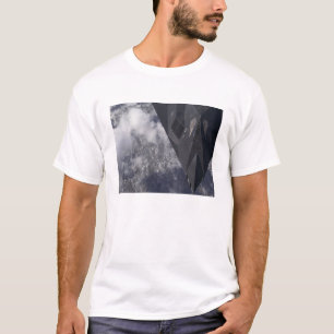 T-shirt Um noitibó-americano de F-117A voa altamente sobr