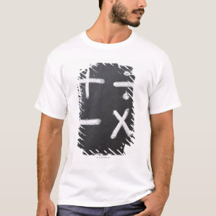 T-shirt Um quadro com símbolos matemáticos nele