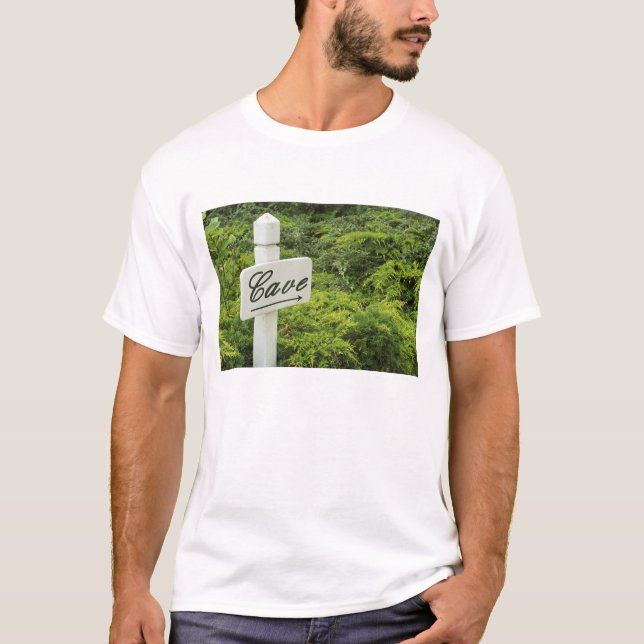 T-shirt Um sinal apontando para a adega (Cave) em (Frente)