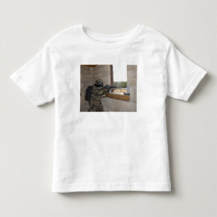T-shirt Um soldado actua como uma força da oposição