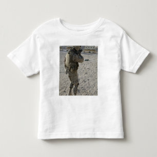 T-shirt Um soldado contrata seu alvo em um tiro soou