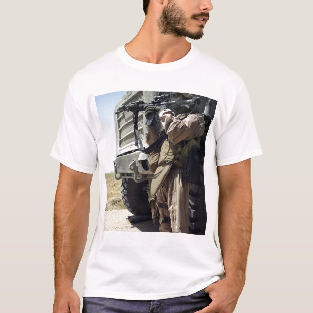 T-shirt Um soldado dá segurança aos fuzileiros (Frente)