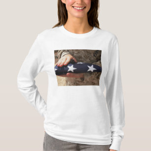 T-shirt Um soldado guardara a bandeira dos Estados Unidos