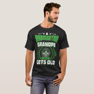 T-shirt Um vovô do Badminton nunca obtem o Tshirt velho d