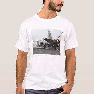 T-shirt Um zangão de F/A-18C lança-se da plataforma de v